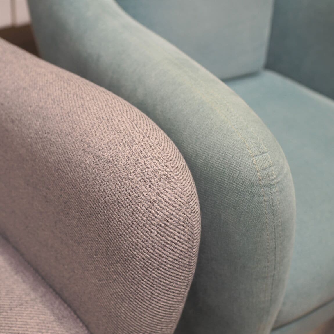 直江津】個性的なカラーとフォルム｜IDEE ミニ ミラー アーム チェア